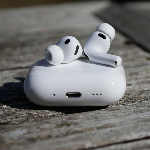 AirPods Pro vor primi o actualizare în 2026, camerele fiind amânate pentru 2027