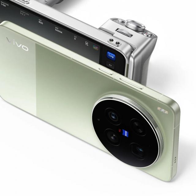 vivo X300 Ultra disponibil în România cu cameră foto de 200MP și procesor Snapdragon 8 Elite