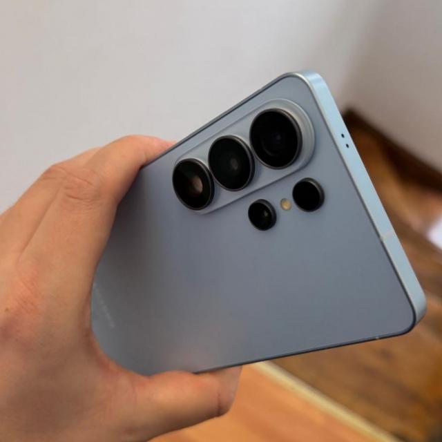 Samsung pregătește camere mai subțiri și cu mai puține reflexii pentru Galaxy S27 Ultra