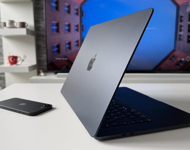 Criza globală a RAM afectează Apple - livrări MacBook Air M5 întârziate 4-5 săptămâni