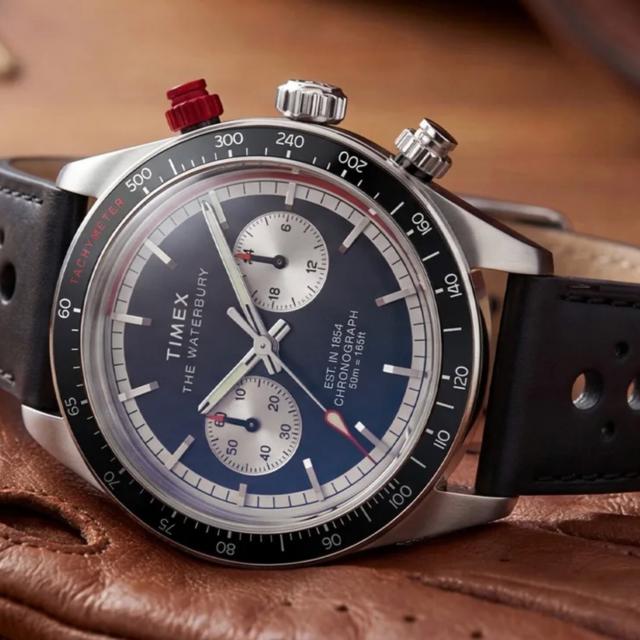 Timex lansează ceasuri Waterbury Heritage Chronograph de 39 mm cu design motorsport