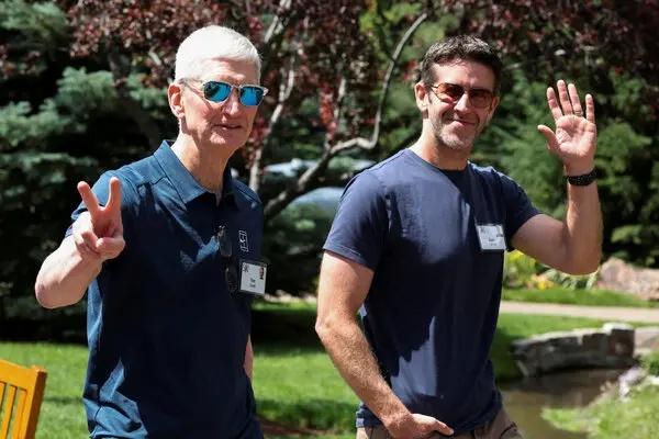 Tim Cook rămâne puternic la Apple cu un pachet de acțiuni de 45 milioane de dolari