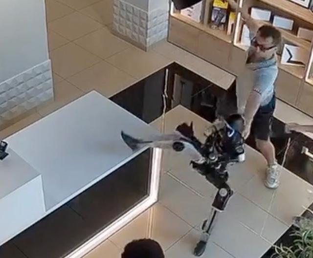 Robot umanoid din Rusia începe să lovească după ce este împins în magazin