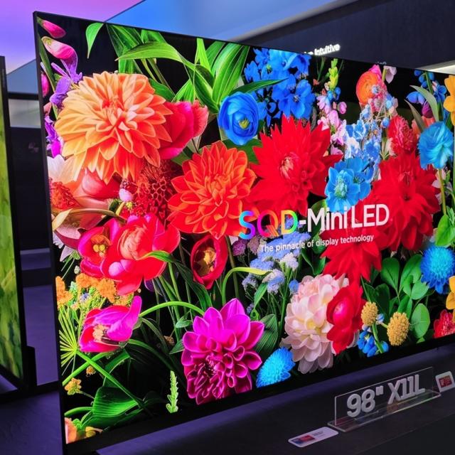 TCL X11L: televizor uriaș de 2,5 m cu tehnologie avansată Mini LED