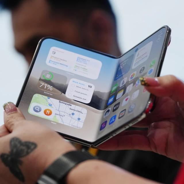 iPhone Duo ar putea accelera investițiile în telefoane pliabile Android, susține Mark Gurman