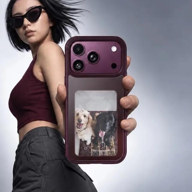 UGREEN lansează husă cu ecran E Ink color pentru iPhone 18 Pro